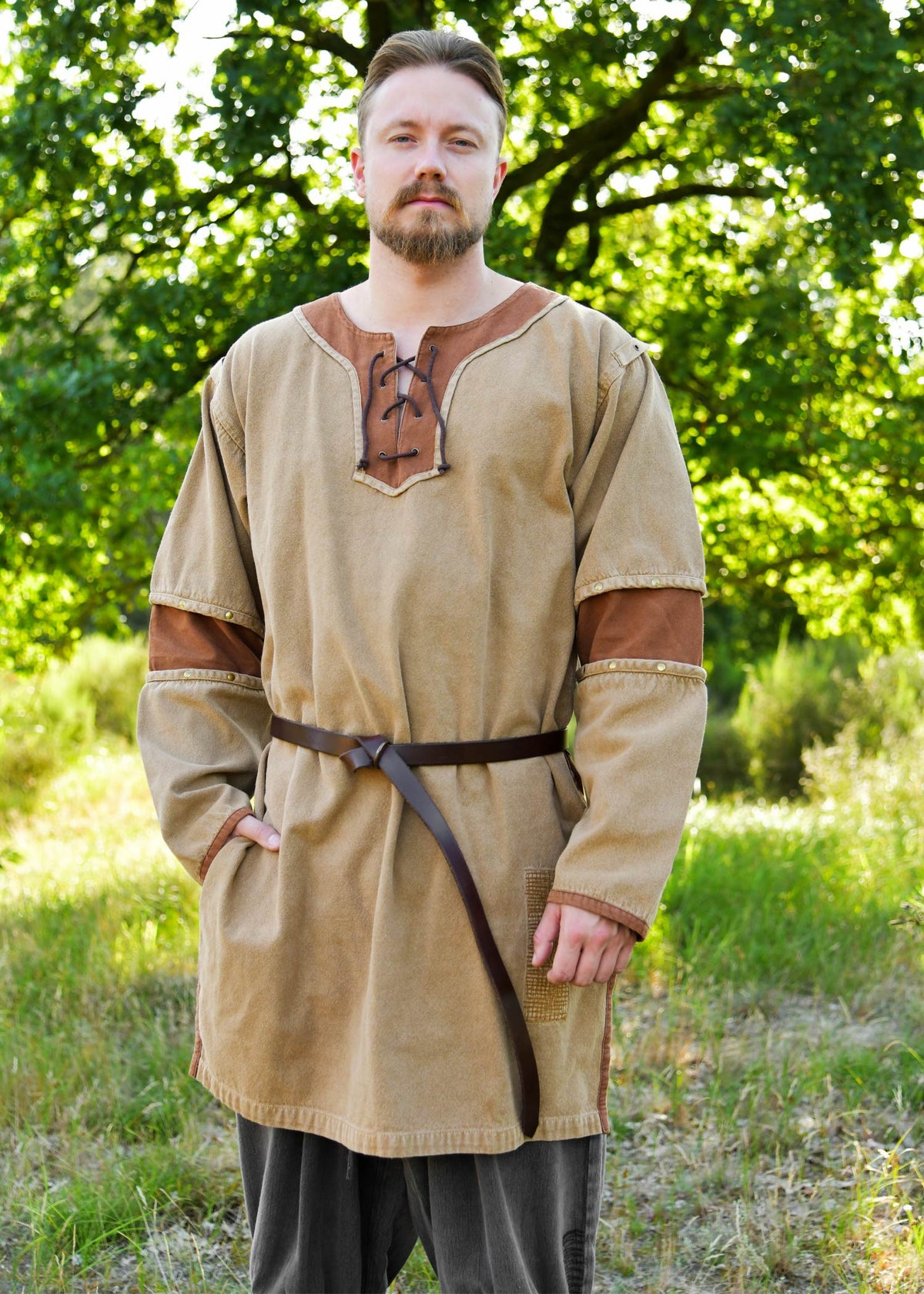 Túnica medieval beige-marrón desgastada modelo Sigval