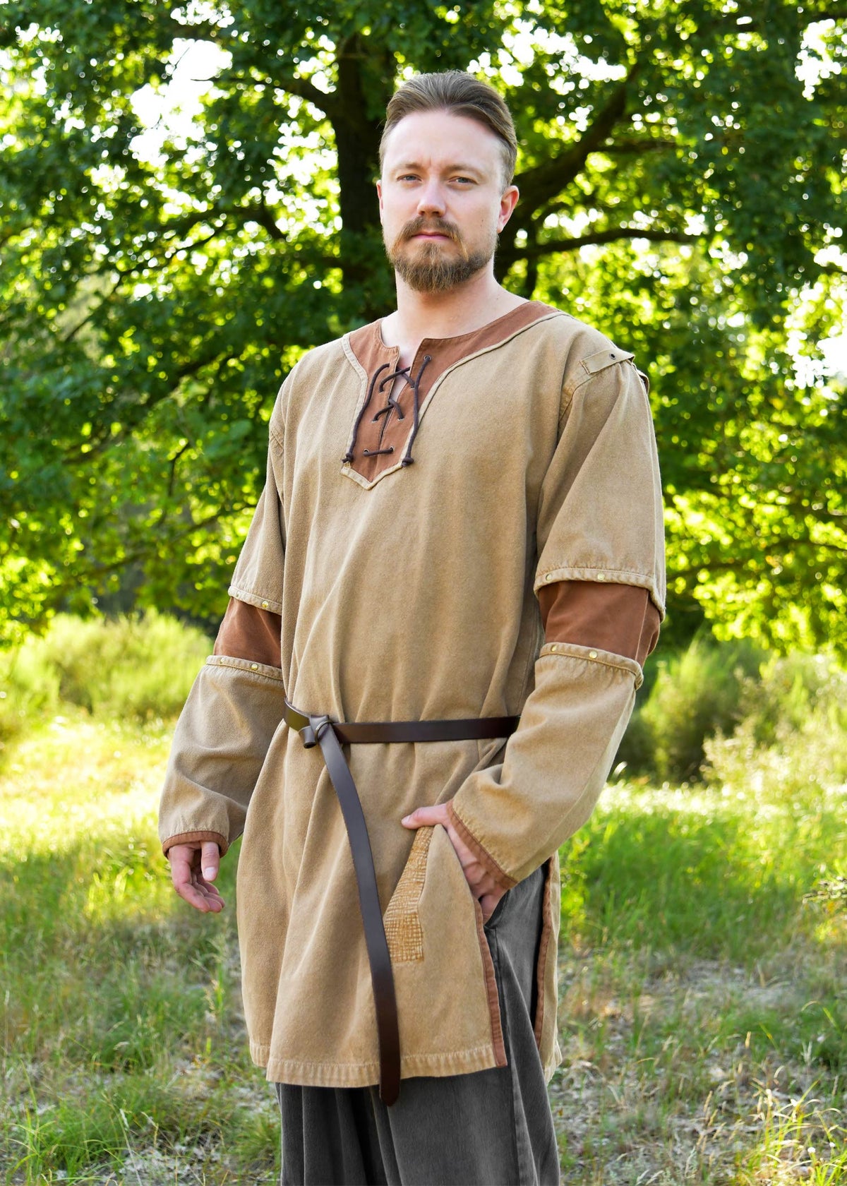 Túnica medieval beige-marrón desgastada modelo Sigval