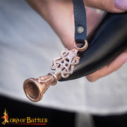 Cuerno medieval auténtico con boquilla en bronce
