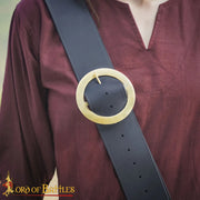 Hebilla medieval redonda en latón (9,5 cm.)