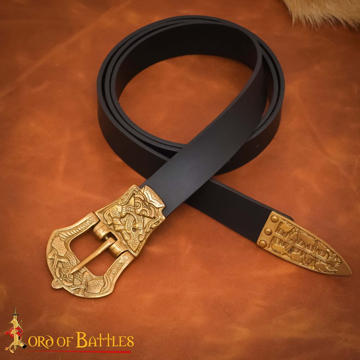 Cinturón vikingo de cuero negro, hebilla y punta en latón ornamentadas