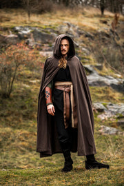 Capa medieval marrón oscuro con capucha, modelo Johannes