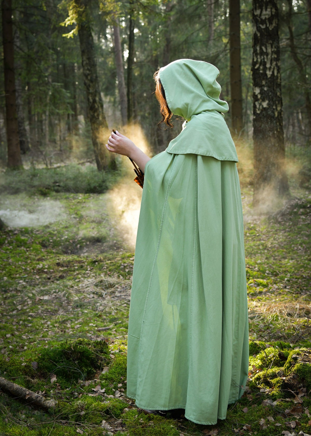 Capa medieval con capucha modelo Isen, color verde