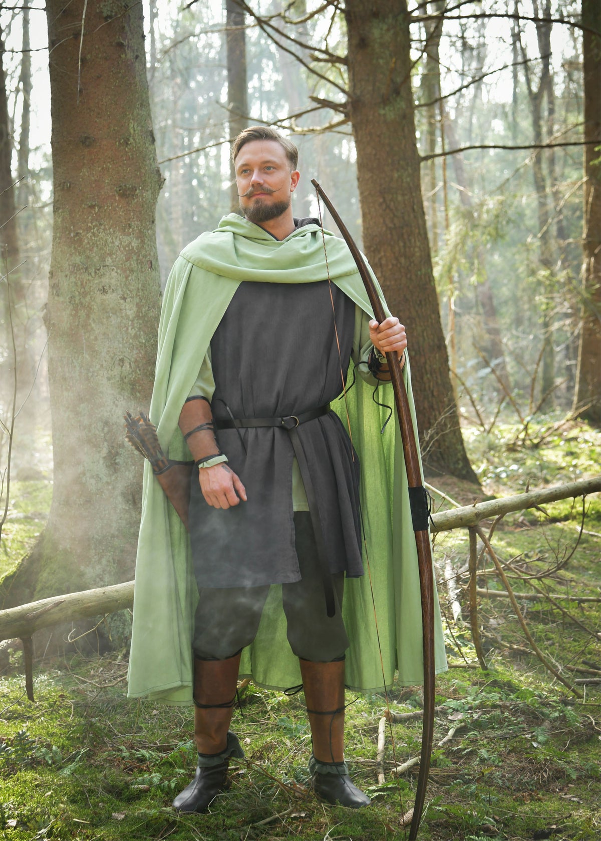 Capa medieval con capucha modelo Isen, color verde
