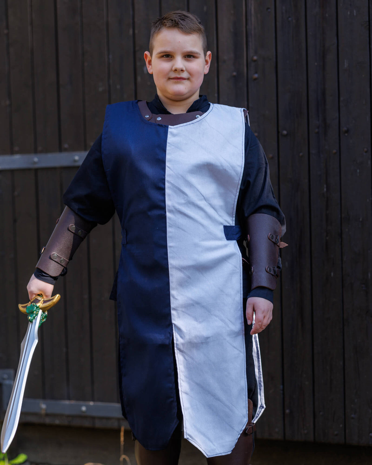 Tabardo medieval para niños modelo Linus, color Azul-Blanco