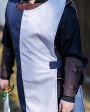 Tabardo medieval para niños modelo Linus, color Azul-Blanco