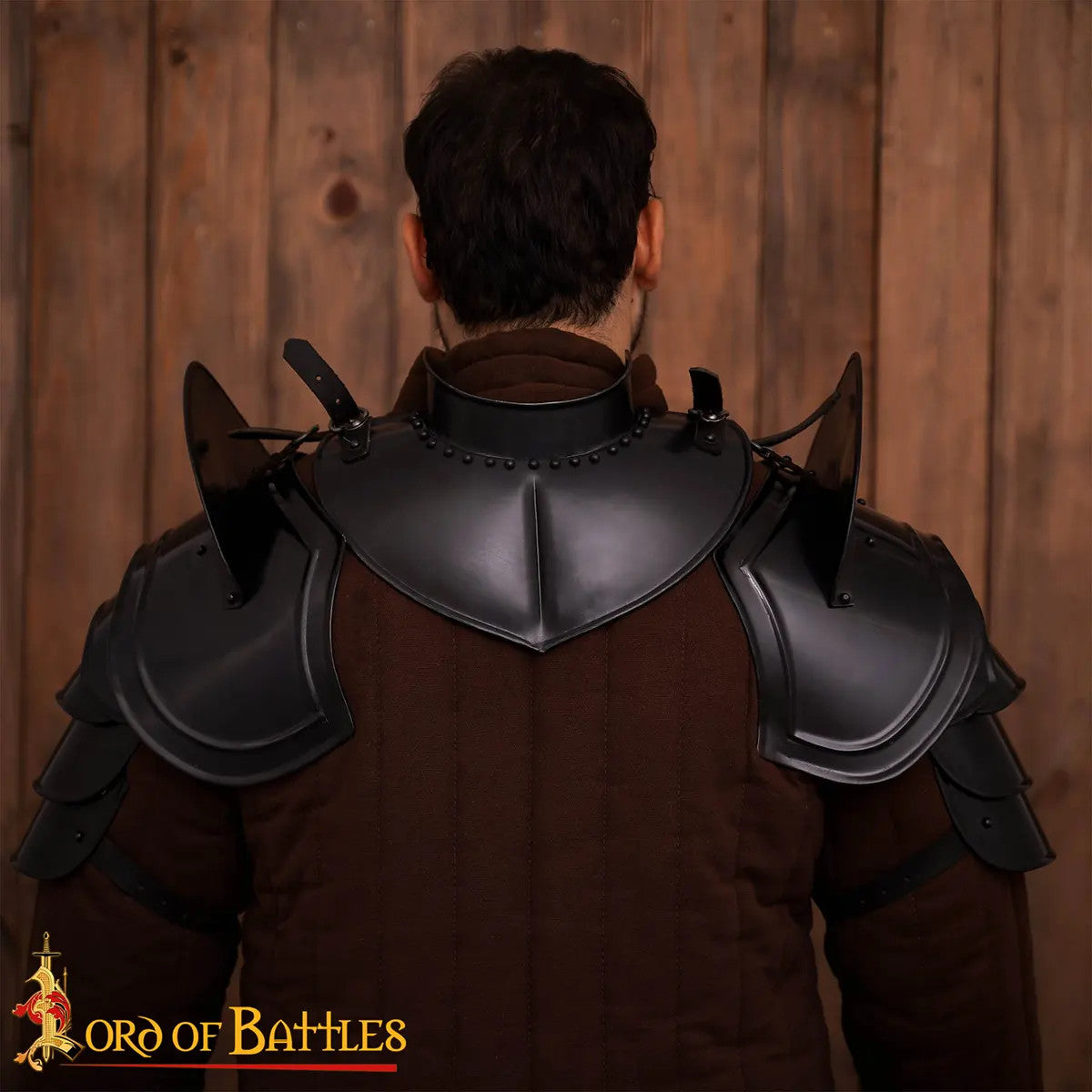 Gorjal medieval de caballero en acero, acabado ennegrecido