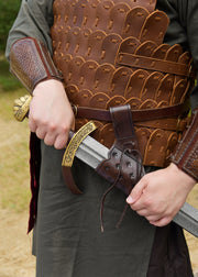 Tahalí medieval en cuero marrón con relieve, para espadas