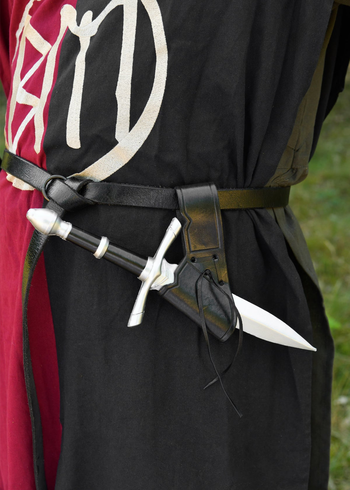 Tahalí medieval en cuero negro para dagas y hachas