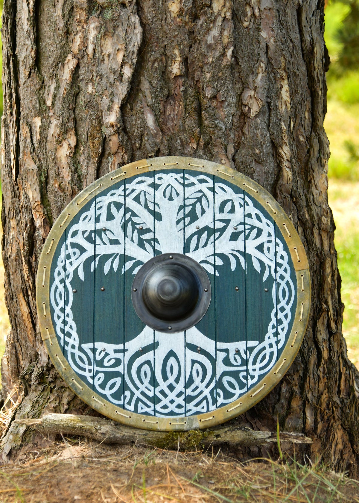 Escudo vikingo Yggdrasil de madera con umbo y borde de cuero
