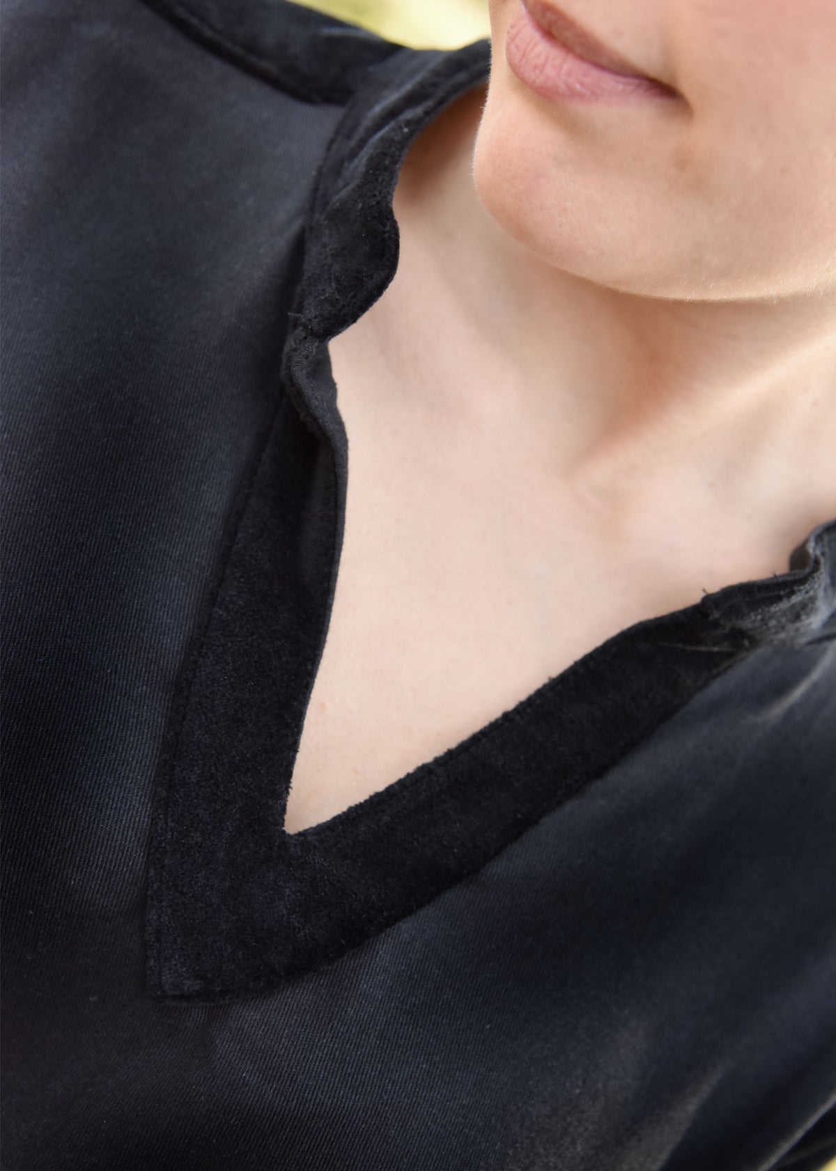 Vestido medieval Cortesana Meira con detalles en terciopelo, negro