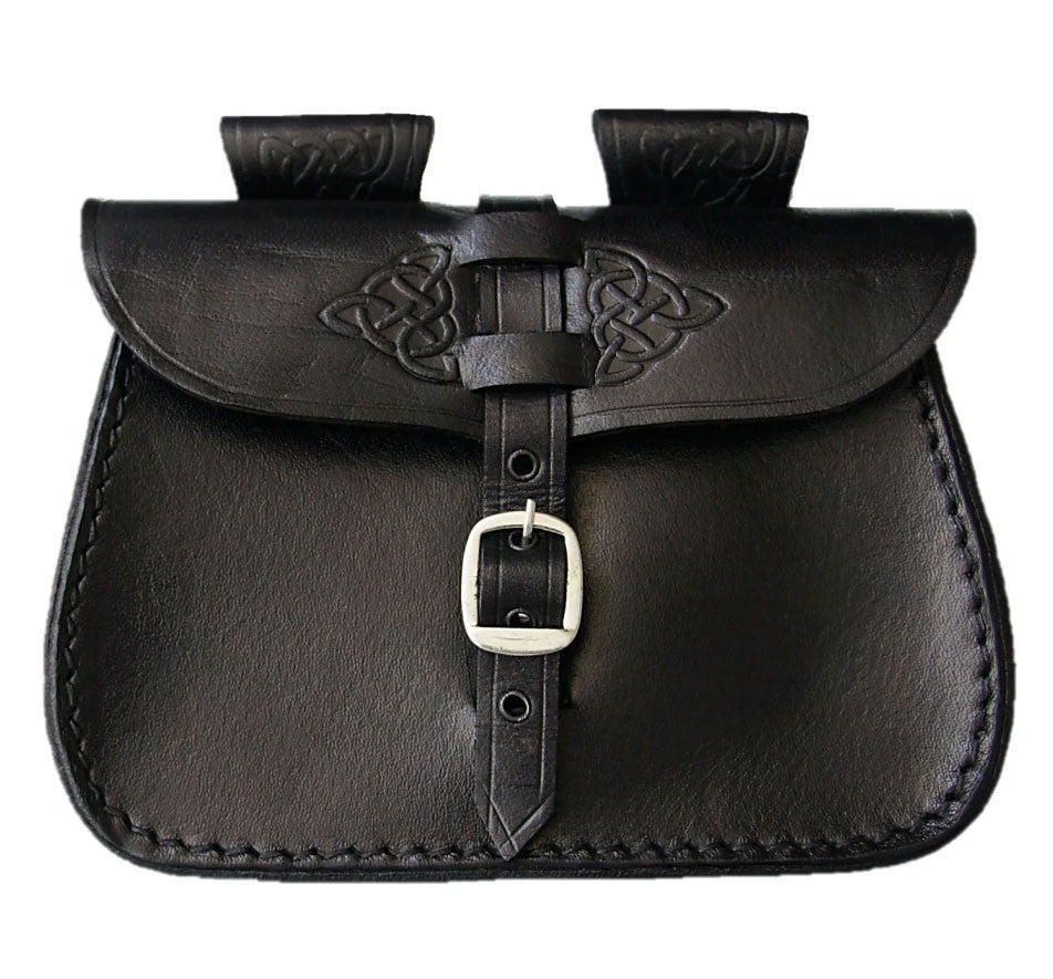 Bolso de cuero negro con diseño celta