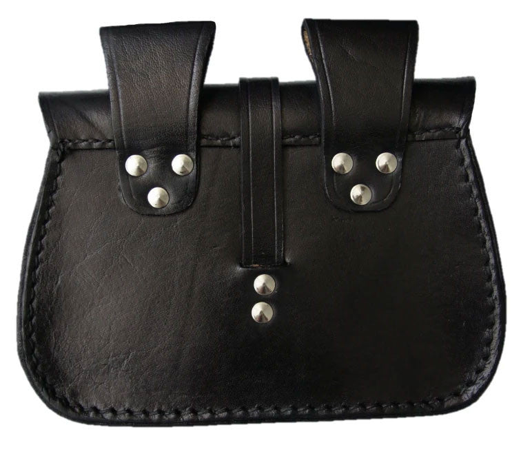 Bolso de cuero negro con diseño celta