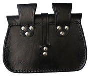 Bolso de cuero negro con diseño celta