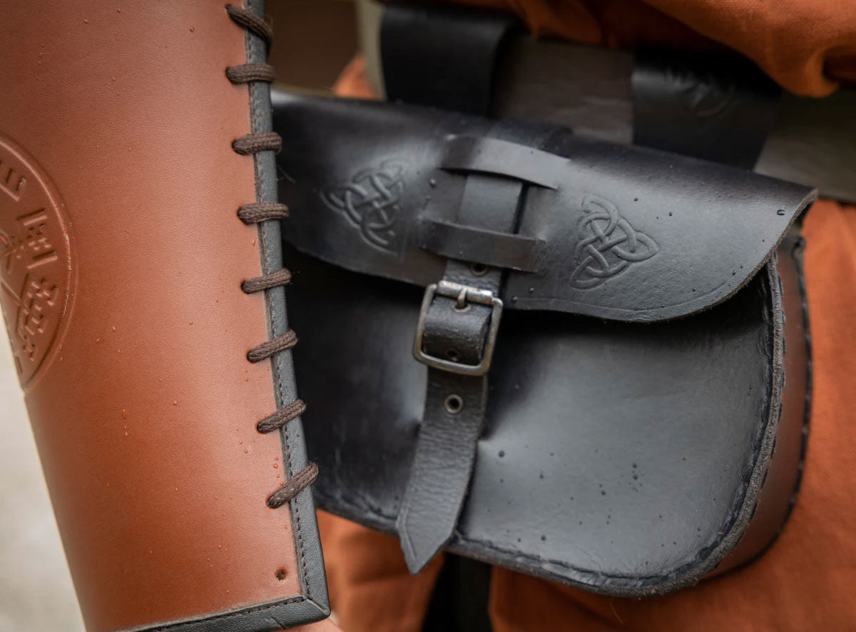 Bolso de cuero negro con diseño celta