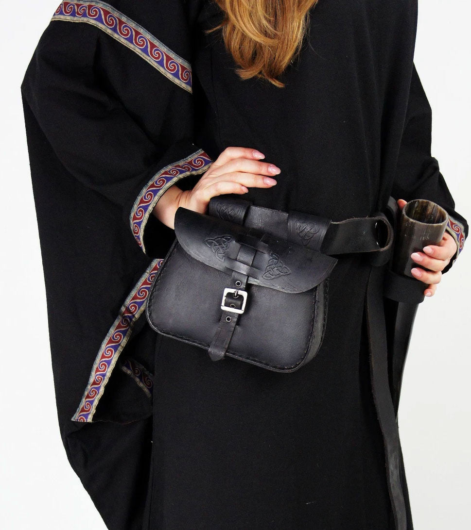 Bolso de cuero negro con diseño celta