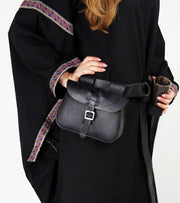 Bolso de cuero negro con diseño celta