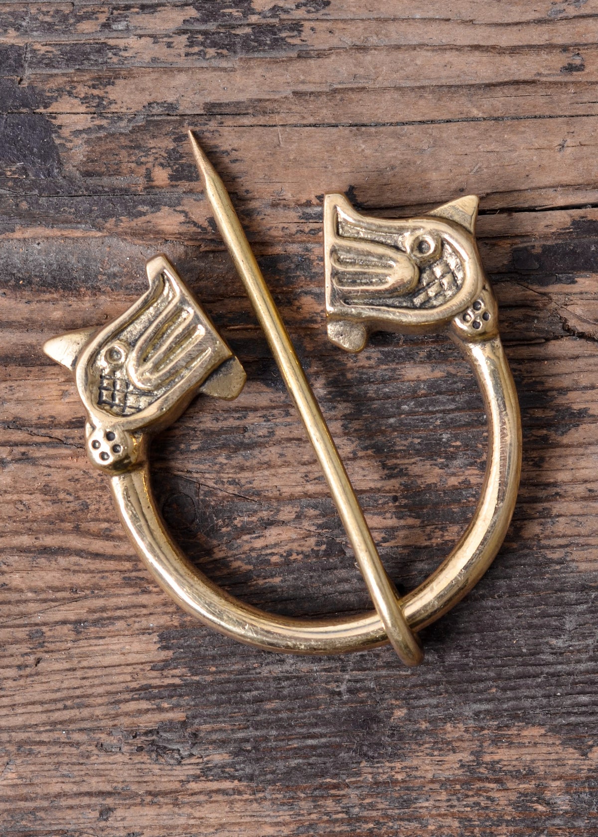 Broche vikingo tipo Fíbula con Cabezas de Dragón, latón (6 cm.)
