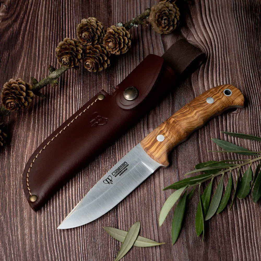 Cuchillo de caza mango olivo, hoja 11 cms.