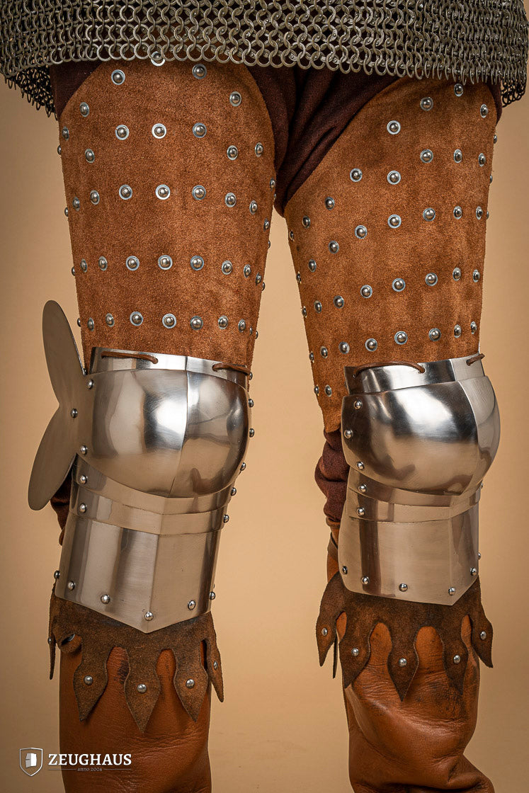 Armadura de piernas medieval en piel y acero