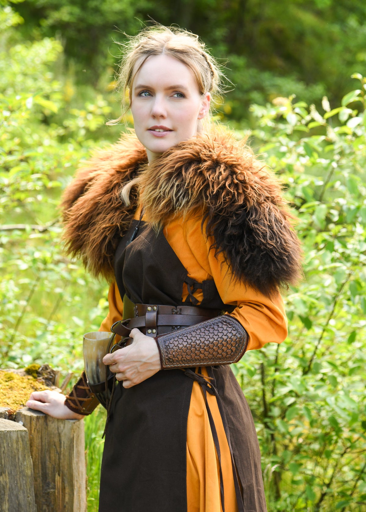 Vestido vikingo mujer modelo Milla, amarillo mostaza