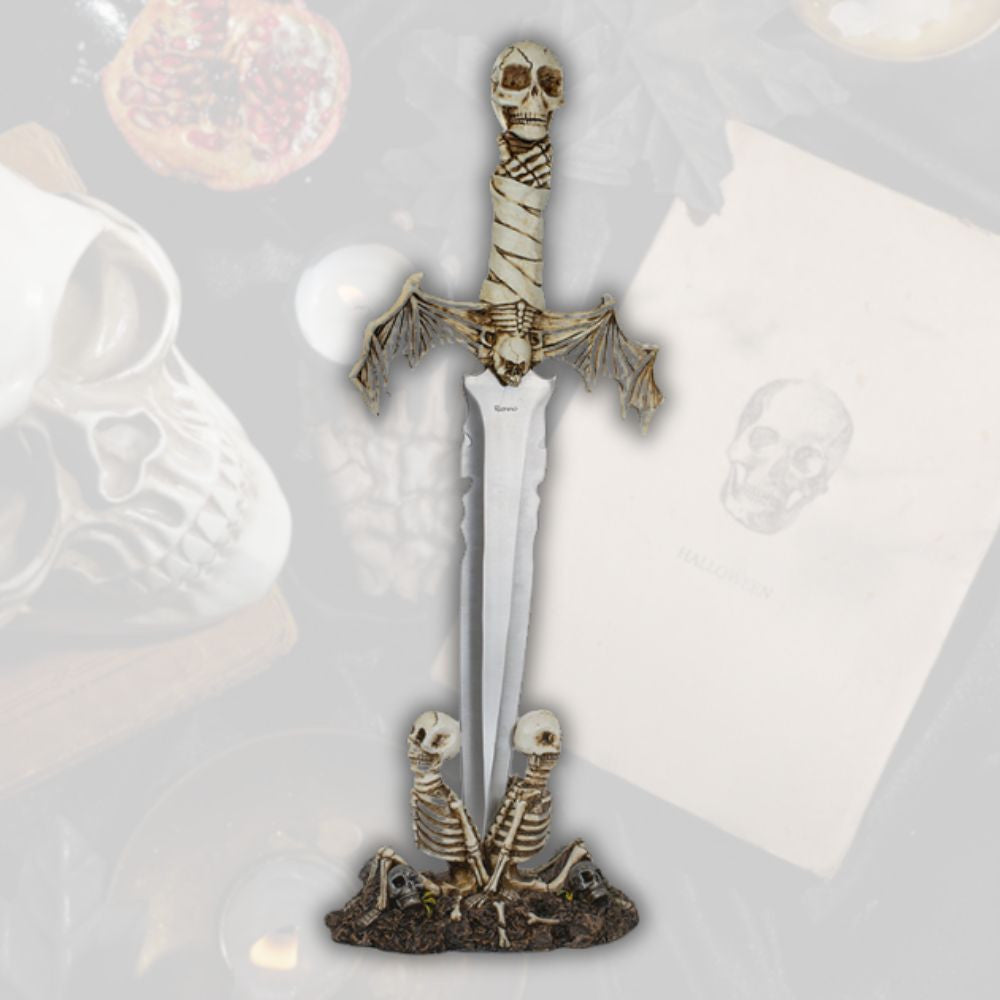 Daga decorativa alas de murciélago y calaveras (54 cm.)